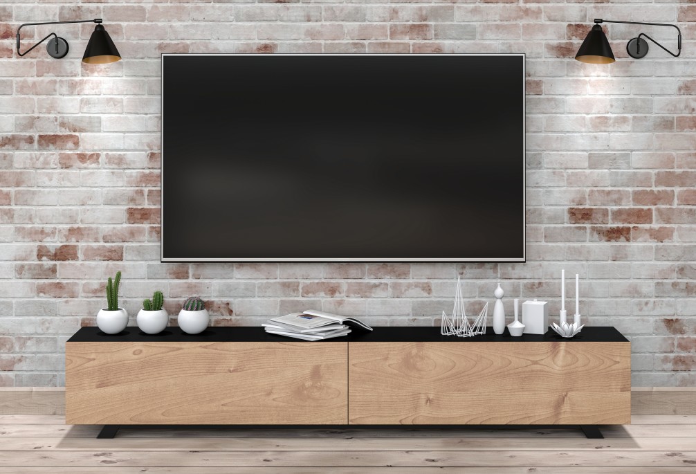 tv zamontowany na ścianie
